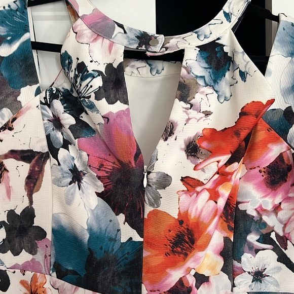 Short sleeves floral dress with shoulders cut-out. - Picture 4 of 6